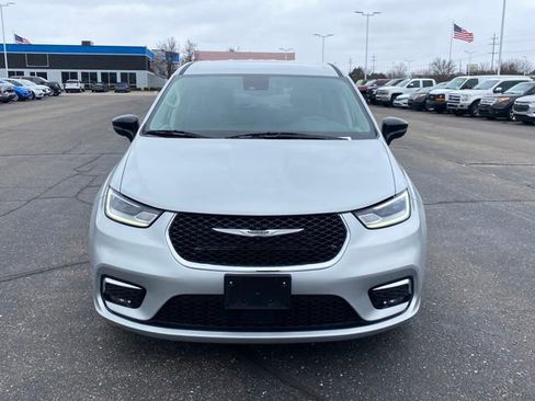 Used 2024 Chrysler Pacifica Touring-L FWD image 2