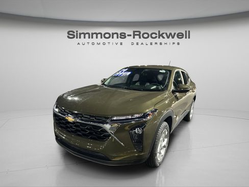 Used 2024 Chevrolet Trax LS w/ LS Convenience Package image 3