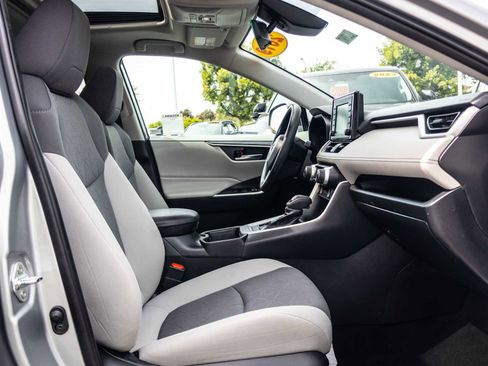 Used 2019 Toyota RAV4 XLE w/ Convenience Package FWD image 20