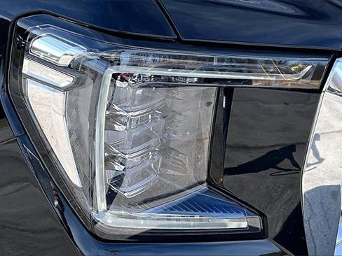 Used 2022 GMC Yukon XL SLT w/ SLT Premium Package image 33