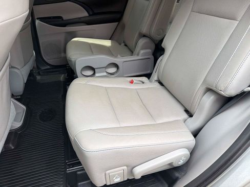 Used 2019 Toyota Highlander Limited Platinum AWD/4WD image 14
