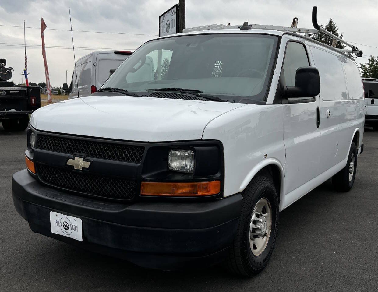 Used 2017 Chevrolet Express 2500 RWD image 1