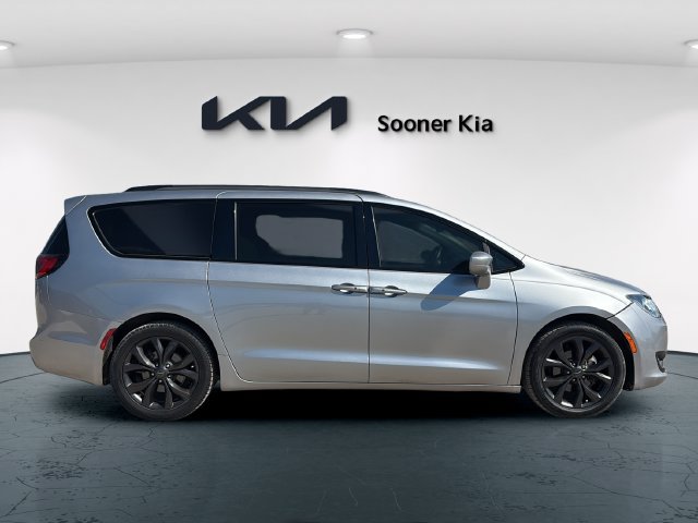 Used 2019 Chrysler Pacifica Touring-L w/ S Appearance Package FWD image 7