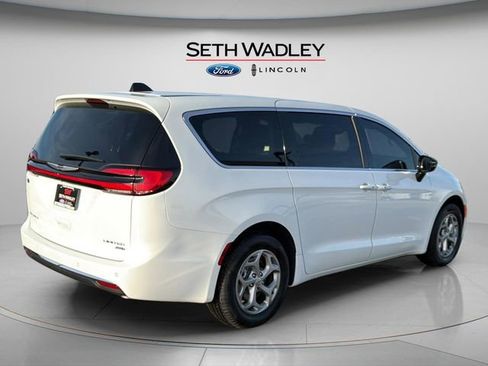 Used 2024 Chrysler Pacifica Limited image 7