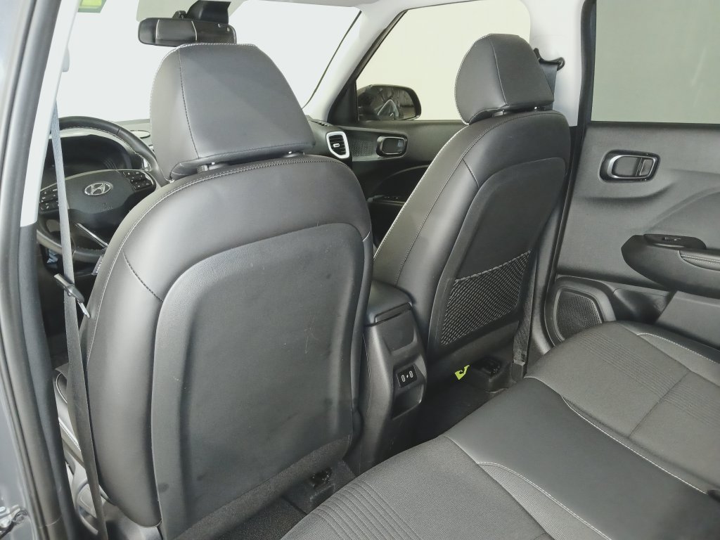 Used 2024 Hyundai Venue Limited FWD image 14