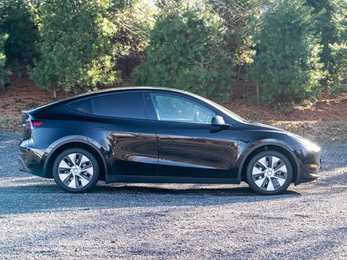 Used 2022 Tesla Model Y Long Range image 10