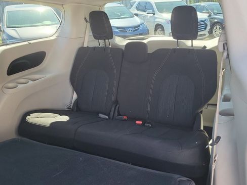 Used 2020 Chrysler Voyager L FWD image 21