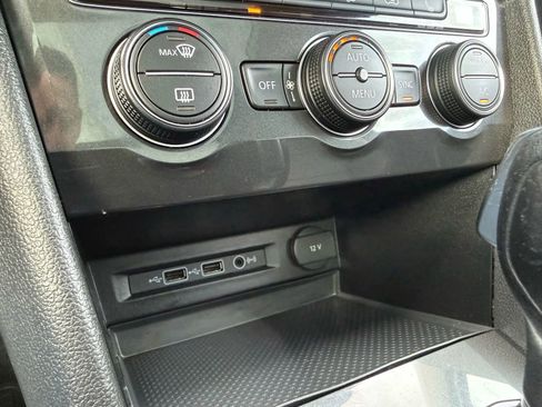 Used 2018 Volkswagen Tiguan SE w/ Panoramic Sunroof Package image 33