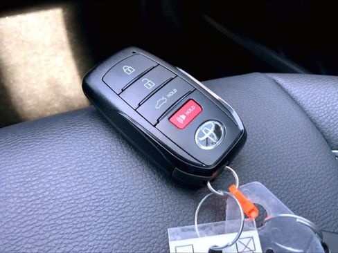 Used 2025 Toyota Camry SE w/ Convenience Package image 14