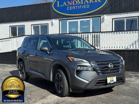 Used 2024 Nissan Rogue SV image 3