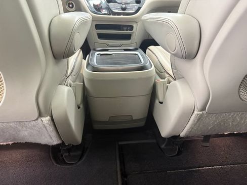 Used 2020 Chrysler Pacifica Limited FWD image 33