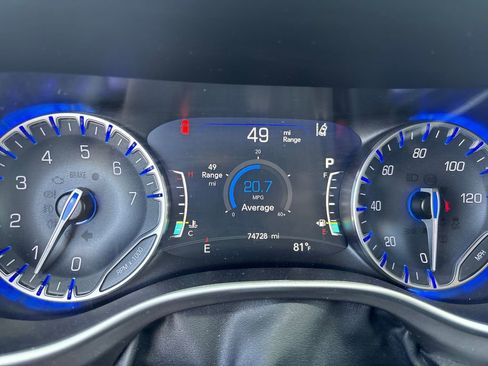 Used 2023 Chrysler Pacifica Touring-L FWD image 17