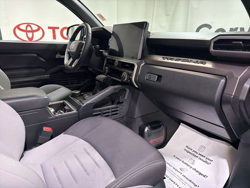 Used 2025 Toyota Tacoma TRD Off-Road AWD/4WD image 9