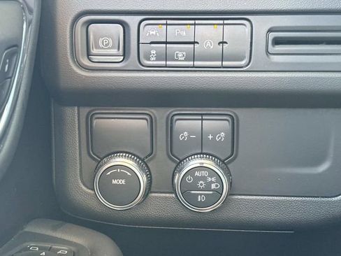 Used 2023 GMC Yukon XL SLT w/ SLT Premium Package image 22