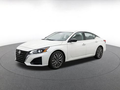 Used 2025 Nissan Altima 2.5 SV FWD image 3
