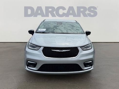 Used 2024 Chrysler Pacifica Touring-L FWD image 2