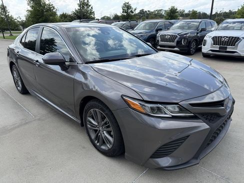 Used 2018 Toyota Camry SE FWD image 3