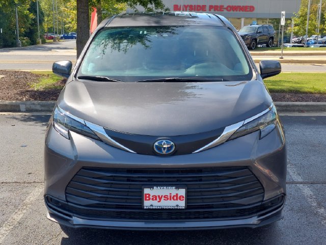 Used 2025 Toyota Sienna LE FWD image 5
