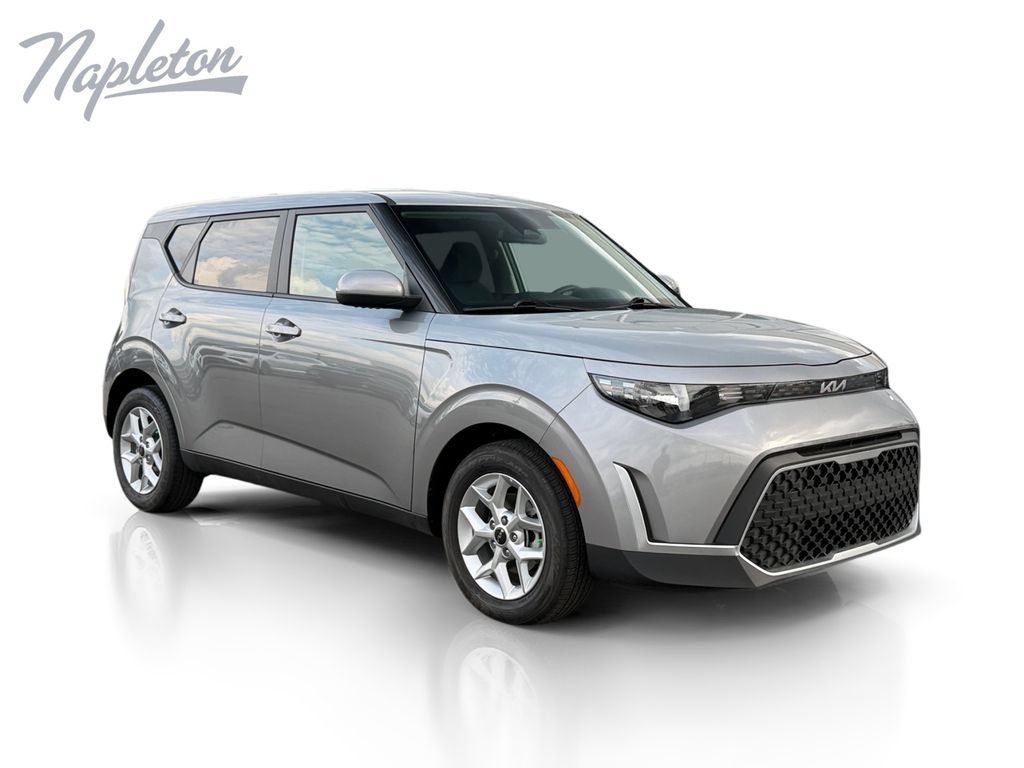 Used 2025 Kia Soul LX w/ LX Technology Package FWD image 8