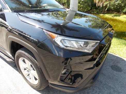 Used 2021 Toyota RAV4 XLE w/ Convenience Package FWD image 30