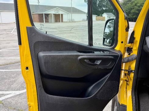 Used 2021 Mercedes-Benz Sprinter 2500 image 9