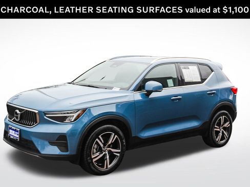 Used 2025 Volvo XC40 B5 Core image 3
