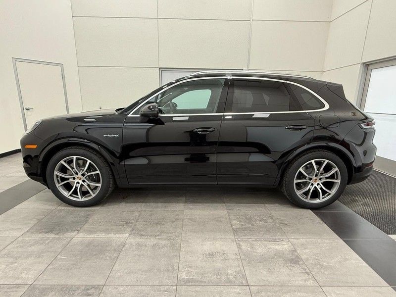 Used 2026 Porsche Cayenne E-Hybrid AWD/4WD image 2