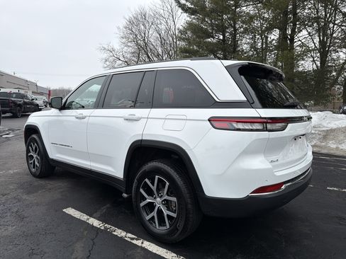 Used 2023 Jeep Grand Cherokee Limited w/ Luxury Tech Group II AWD/4WD image 4