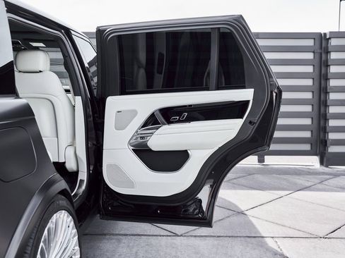 Used 2024 Land Rover Range Rover Long Wheelbase SE image 32