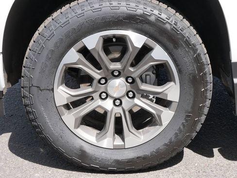 Used 2024 Chevrolet Silverado 1500 High Country w/ Technology Package AWD/4WD image 12