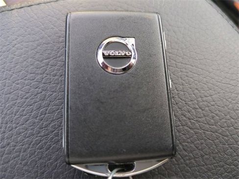 Used 2021 Volvo XC60 T5 Momentum w/ Premium Package image 29