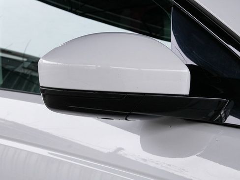 Used 2019 Land Rover Discovery Sport SE image 11