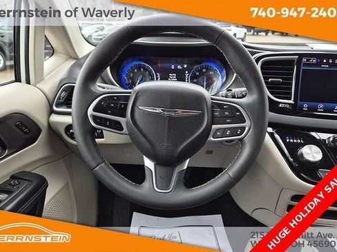 Used 2023 Chrysler Pacifica Touring-L image 8