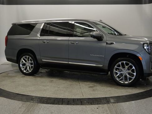 Used 2021 GMC Yukon XL SLT w/ SLT Premium Package image 14
