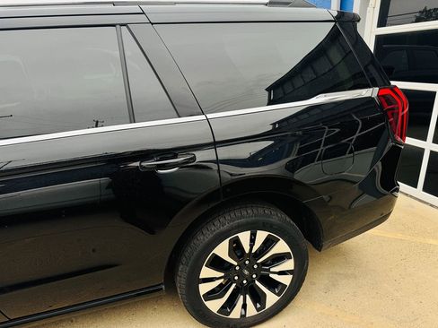 Used 2025 Ford Expedition Platinum w/ Driver's Package AWD/4WD image 10