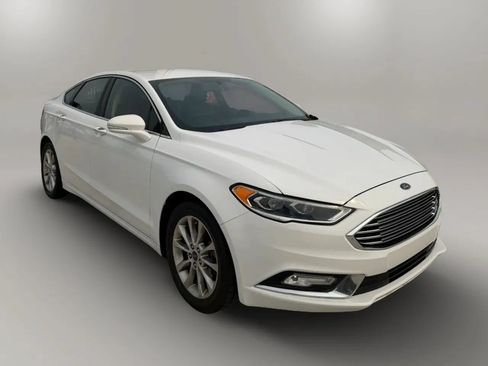 Used 2017 Ford Fusion SE w/ Fusion SE Technology Package FWD image 1