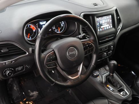 Used 2019 Jeep Cherokee Latitude Plus w/ Comfort/Convenience Group AWD/4WD image 19