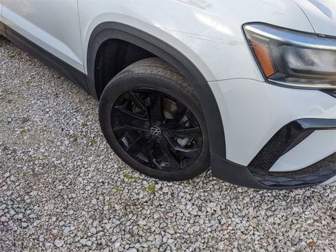 Certified 2022 Volkswagen Taos SE w/ IQ.Drive SE Package image 8