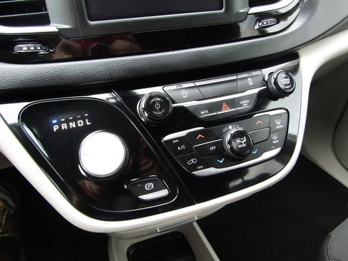 Used 2022 Chrysler Voyager LX FWD image 16