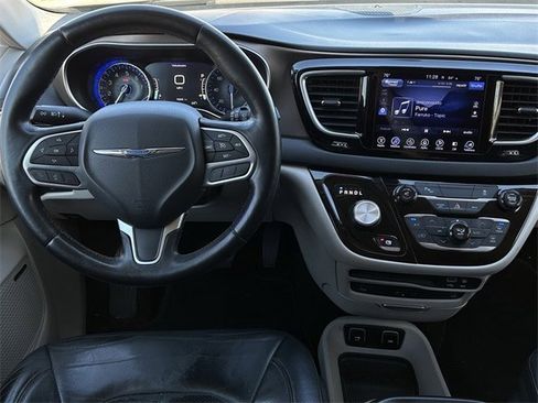 Used 2017 Chrysler Pacifica Touring-L Plus image 12