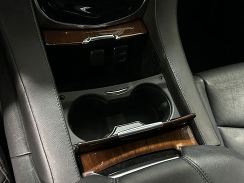 Used 2016 Cadillac Escalade Luxury image 9