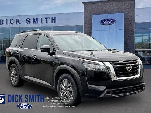Used 2025 Nissan Pathfinder SV FWD image 3