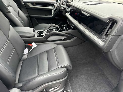 Certified 2024 Porsche Cayenne image 16