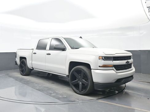 Used 2018 Chevrolet Silverado 1500 Custom w/ Custom Value Package image 9