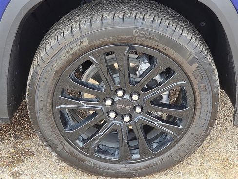 Used 2023 GMC Acadia SLE w/ Driver Convenience Package image 12