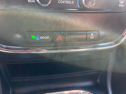 Used 2016 Dodge Grand Caravan SXT w/ UConnect Hands-Free Group FWD image 18