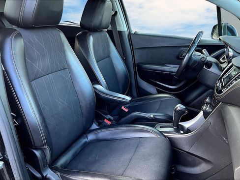 Used 2019 Chevrolet Trax LT w/ LT Convenience Package image 21