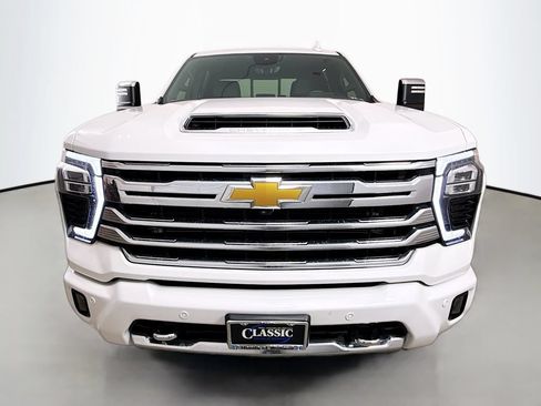 Used 2024 Chevrolet Silverado 2500 High Country w/ High Country Premium Package AWD/4WD image 2