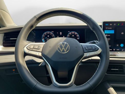 New 2026 Volkswagen Tiguan SE FWD image 10