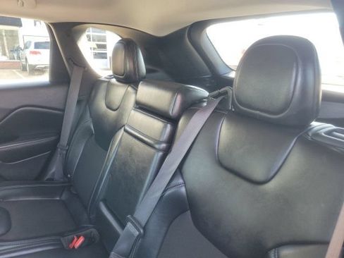 Used 2019 Jeep Cherokee Latitude Plus w/ Cold Weather Group AWD/4WD image 15